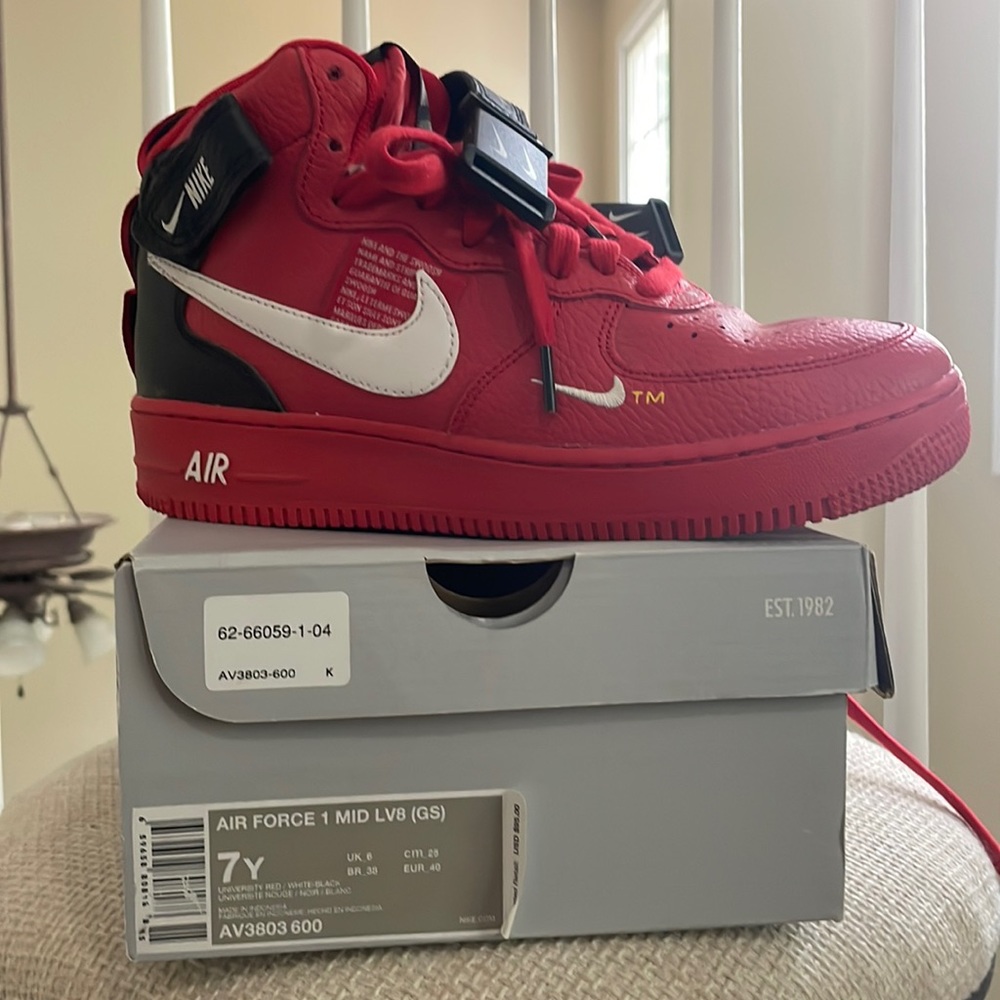 Air Force 1 mid lv8